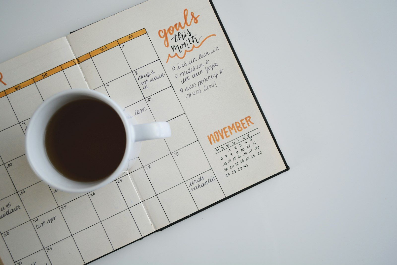 Agenda o calendario con documentos fiscales