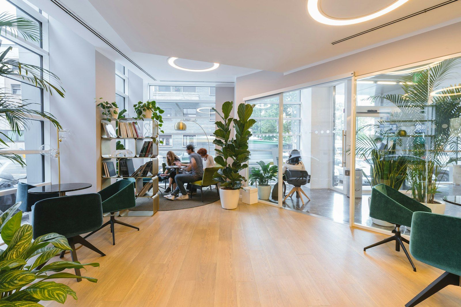Recepción u oficina, cliente siendo atendido